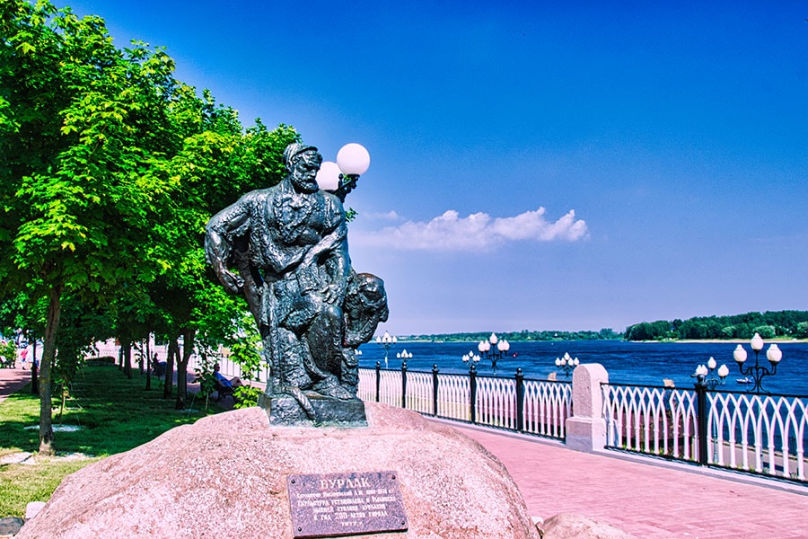 Памятник Бурлаку