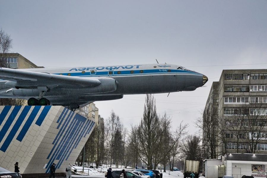 Самолет Ту-104 в жилом районе Рыбинска